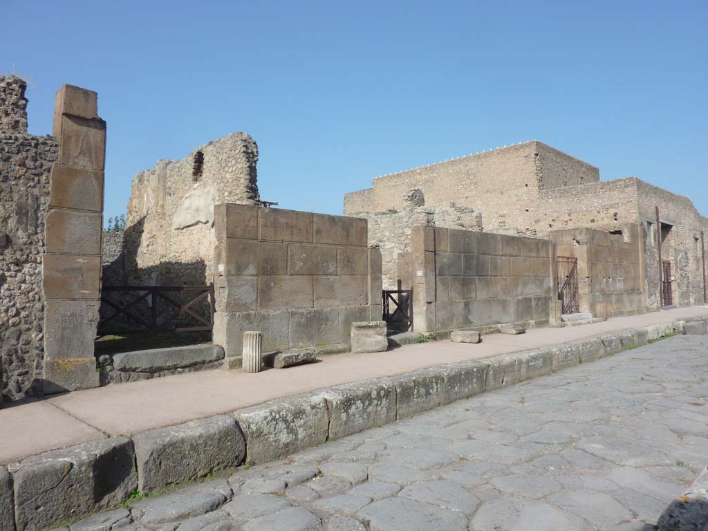 VI.8.20 Pompeii, on left. October 2014. Looking towards west side of Via di Mercurio, with VI.8.21, in centre, VI.8.22 and 23, on right.
Foto Annette Haug, ERC Grant 681269 DCOR.

