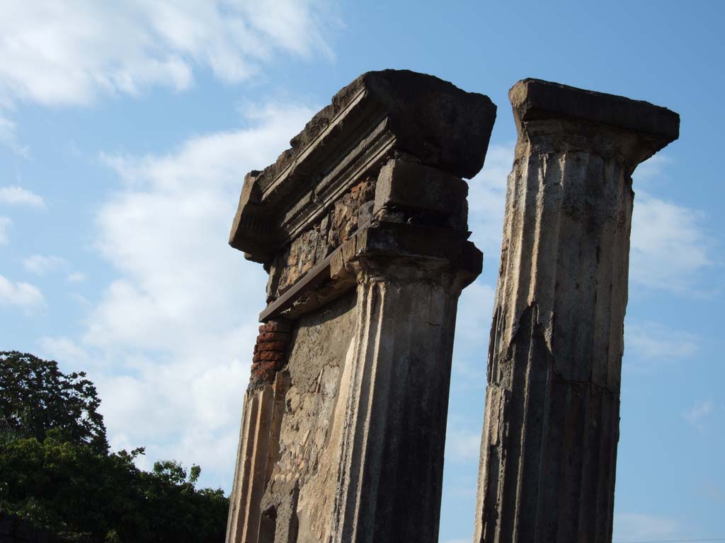 VI.8.21 Pompeii. December 2005. Detail of blocked in columns in atrium.