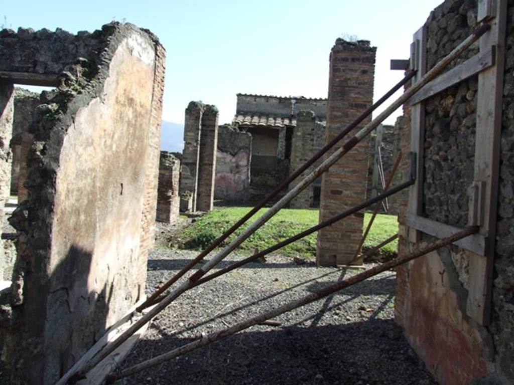 VI.8.21. Pompeii.  March 2009.  South wall of Tablinum, with entrance into peristyle of VI.8.20.