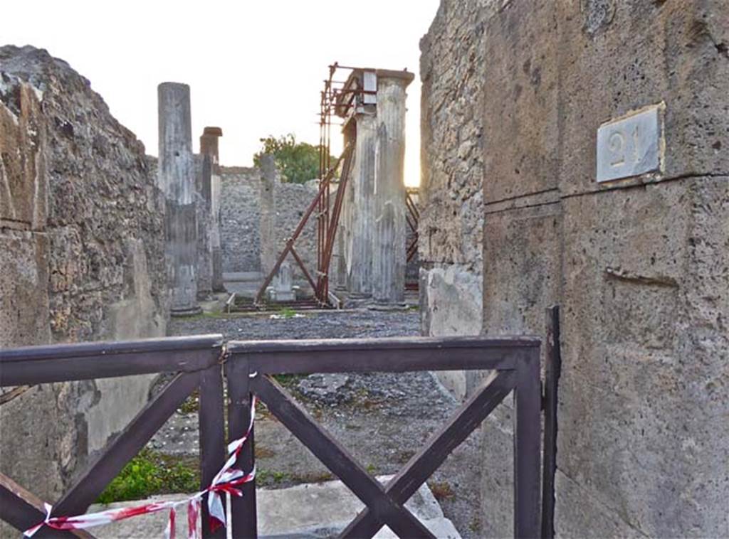 VI.8.21 Pompeii. October 2014. Looking west from entrance vestibule to atrium. Photo courtesy of Michael Binns.
