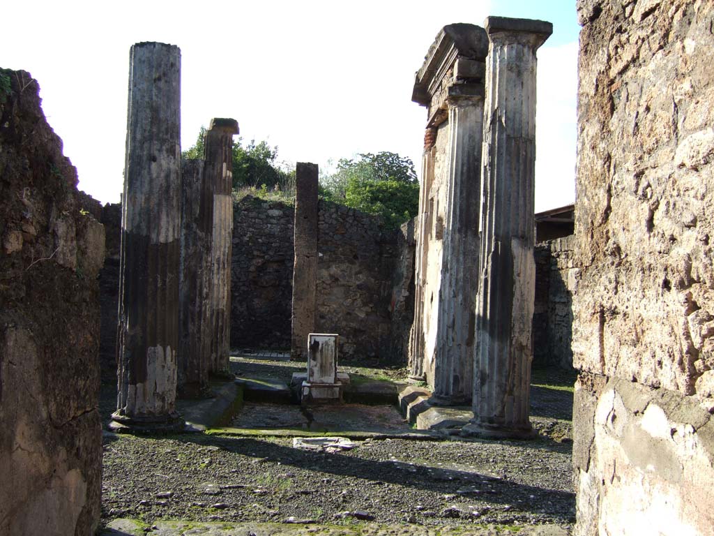 VI.8.21 Pompeii. December 2005. Looking west across atrium and impluvium.