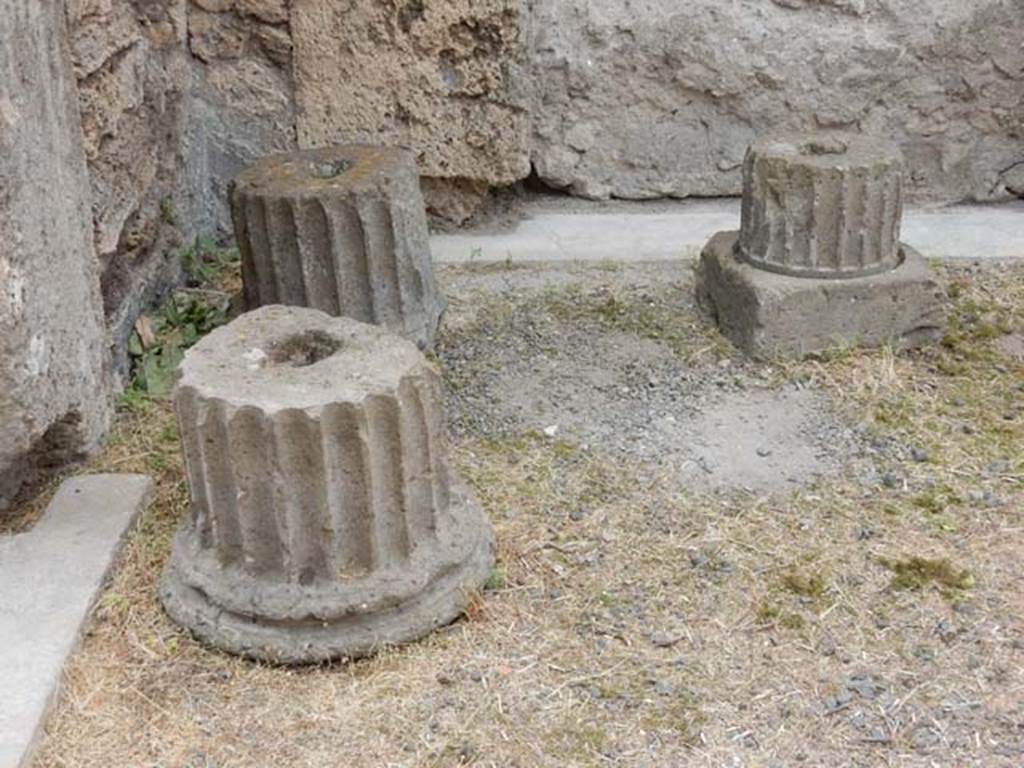 VI.8.22 Pompeii. May 2017. South-east corner of atrium, room 2, on left, and blocked doorway or recess, on right.
Photo courtesy of Buzz Ferebee.
