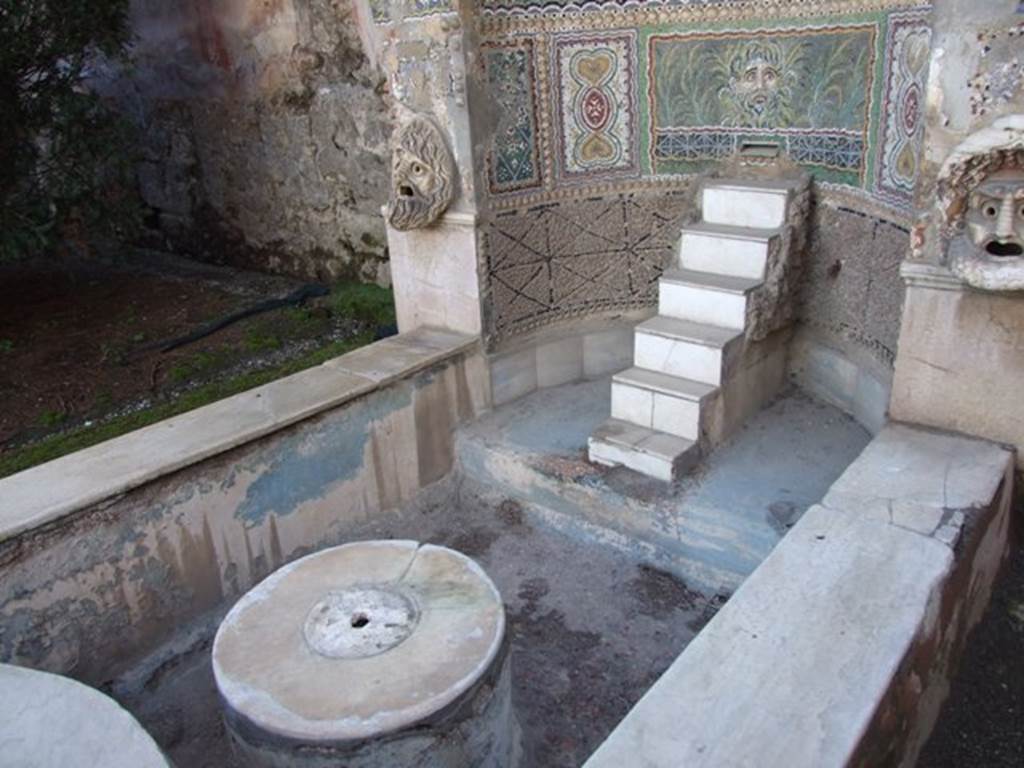 VI.8.22 Pompeii.  March 2009. Large fountain. Centre panel of a mask of a river god surrounded by plants. Underneath is the opening for the water which then fell down the marble steps into the pool below.