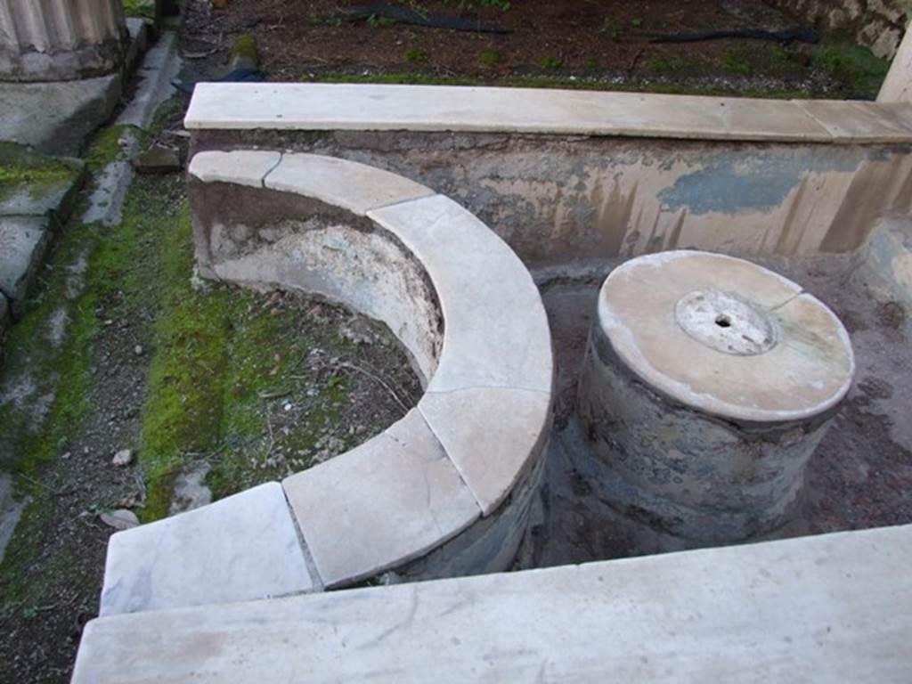 VI.8.22 Pompeii.  March 2009.  East end of pool of large fountain topped with white marble.  The remains of blue paint can be seen on the walls.