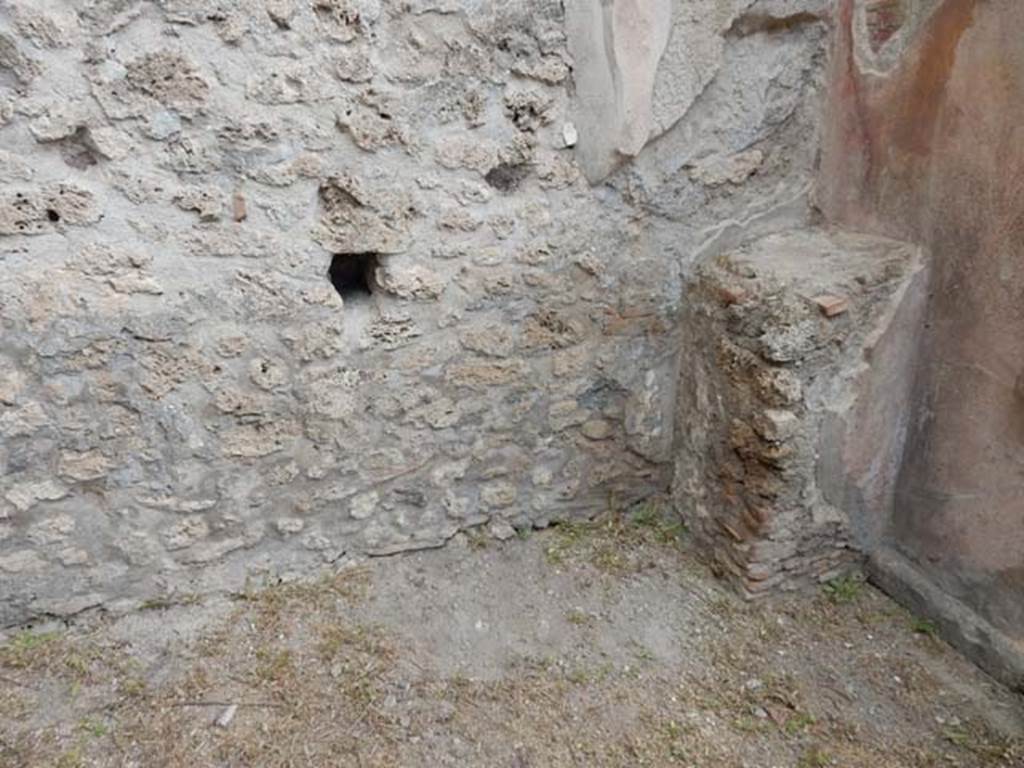 VI.8.22 Pompeii. May 2017. Room 11, structure in north-east corner of garden area.
Photo courtesy of Buzz Ferebee.

