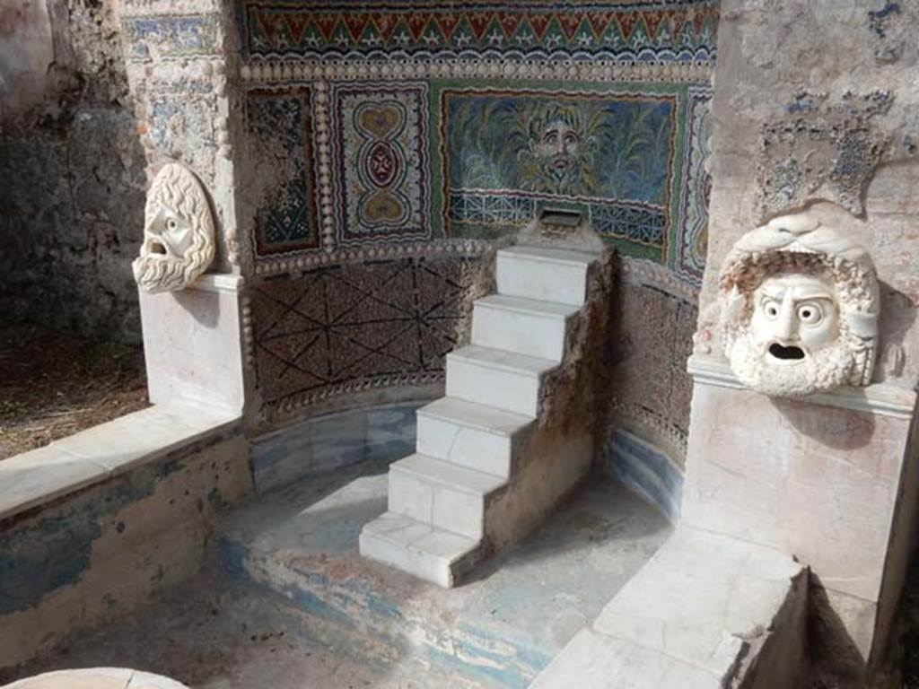 VI.8.22 Pompeii. May 2017. Centre panel of a mask of a river god surrounded by plants.  Underneath is the opening for the water which then fell down the marble steps into the pool below. Photo courtesy of Buzz Ferebee.
