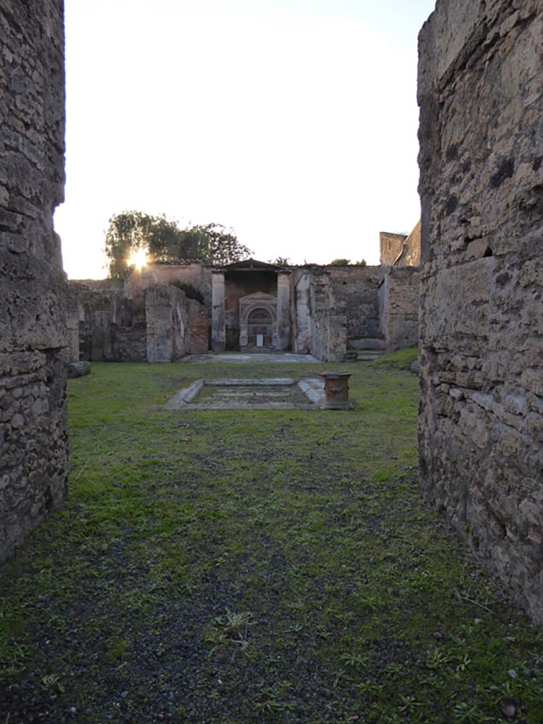 VI.8.22 Pompeii. January 2017. Looking west across atrium from entrance corridor.
Foto Annette Haug, ERC Grant 681269 DÉCOR.

