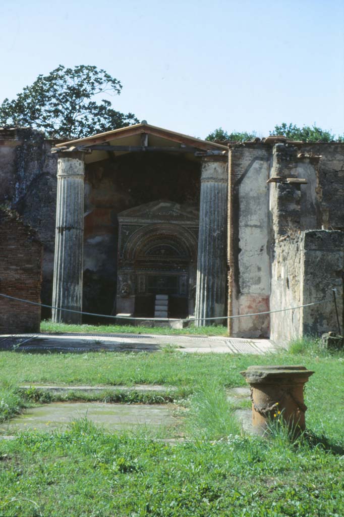 VI.8.22 Pompeii. October 1992. Looking west across atrium towards tablinum. 
Photo by Louis Méric courtesy of Jean-Jacques Méric.
