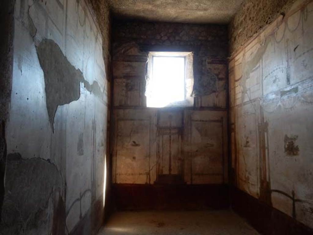 VI.8.23 Pompeii. May 2017. Looking towards window in east wall of cubiculum. 
Photo courtesy of Buzz Ferebee.
