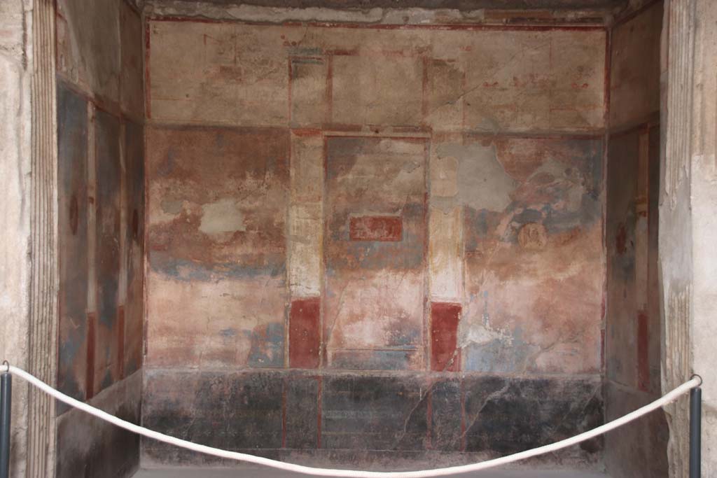 VI.8.24 Pompeii. September 2017. Looking west into tablinum on west side of atrium. Photo courtesy of Klaus Heese.

