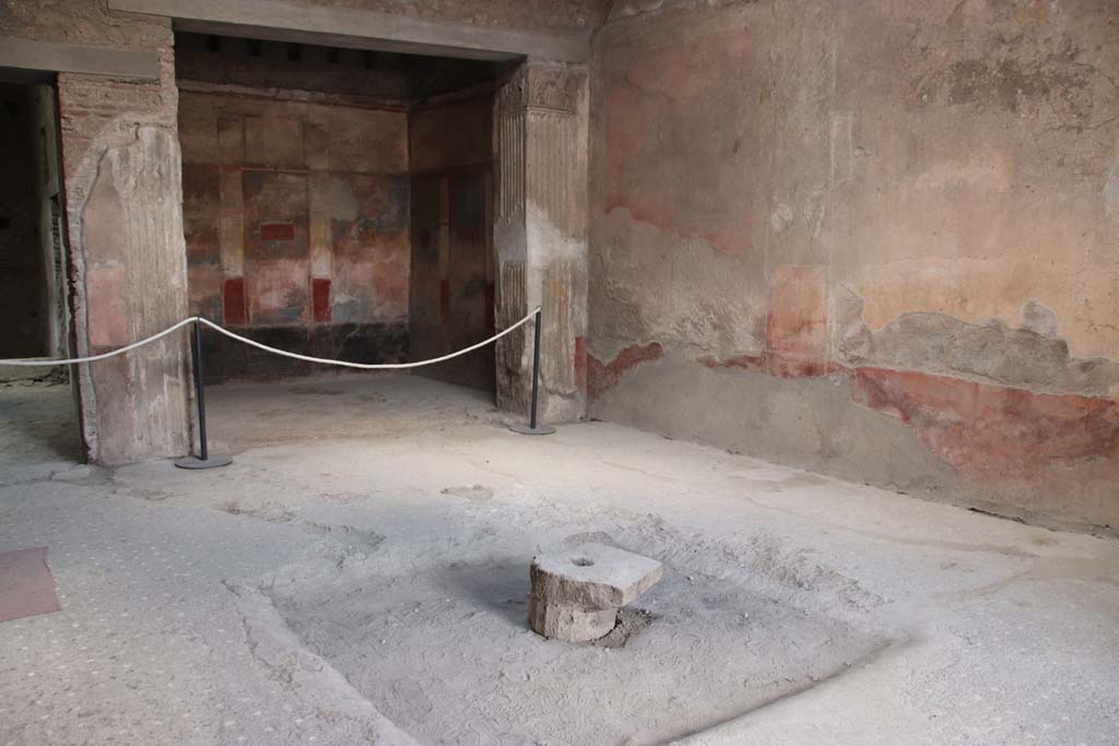 VI.8.24 Pompeii. September 2017. Looking towards north-west corner of atrium and tablinum. Photo courtesy of Klaus Heese.