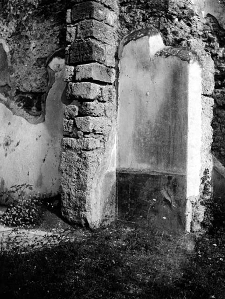 231448 Bestand-D-DAI-ROM-W.429.jpg
VI.9.2 Pompeii. W.429. South-east corner of peristyle 16, with pilaster of room 25 on left, and doorway to corridor on right.
Photo by Tatiana Warscher. With kind permission of DAI Rome, whose copyright it remains. 
See http://arachne.uni-koeln.de/item/marbilderbestand/231448 
