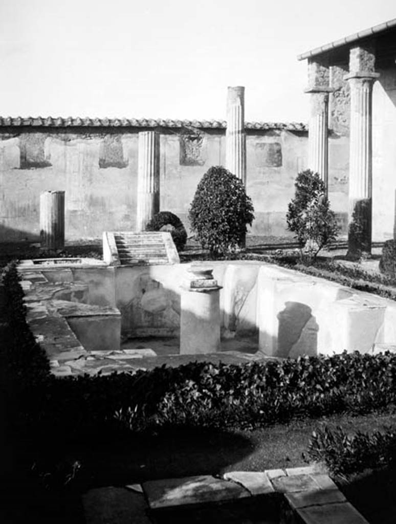 231734 Bestand-D-DAI-ROM-W.541.jpg
VI.9.2 Pompeii. W.541. Peristyle garden 17, looking west across pool 18 and fountain 19.
Photo by Tatiana Warscher. Photo © Deutsches Archäologisches Institut, Abteilung Rom, Arkiv. See http://arachne.uni-koeln.de/item/marbilderbestand/231734 
