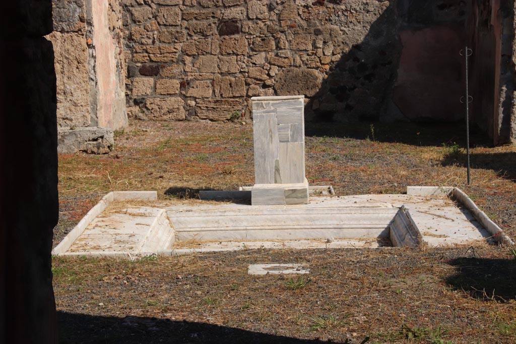 VI.9.2 Pompeii. October 2022. Looking east to impluvium in atrium from entrance corridor/fauces. Photo courtesy of Klaus Heese.