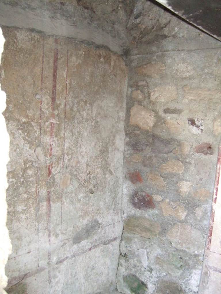 VI.9.2 Pompeii.   September 2005.  Room 31. South east corner of recess on east side.
