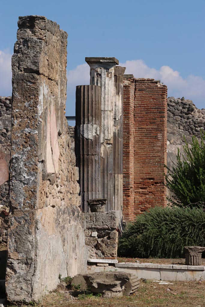 VI.9.3 Pompeii. October 2022. 
Tablinum (6), looking towards north wall, and north side of peristyle. Photo courtesy of Klaus Heese.
