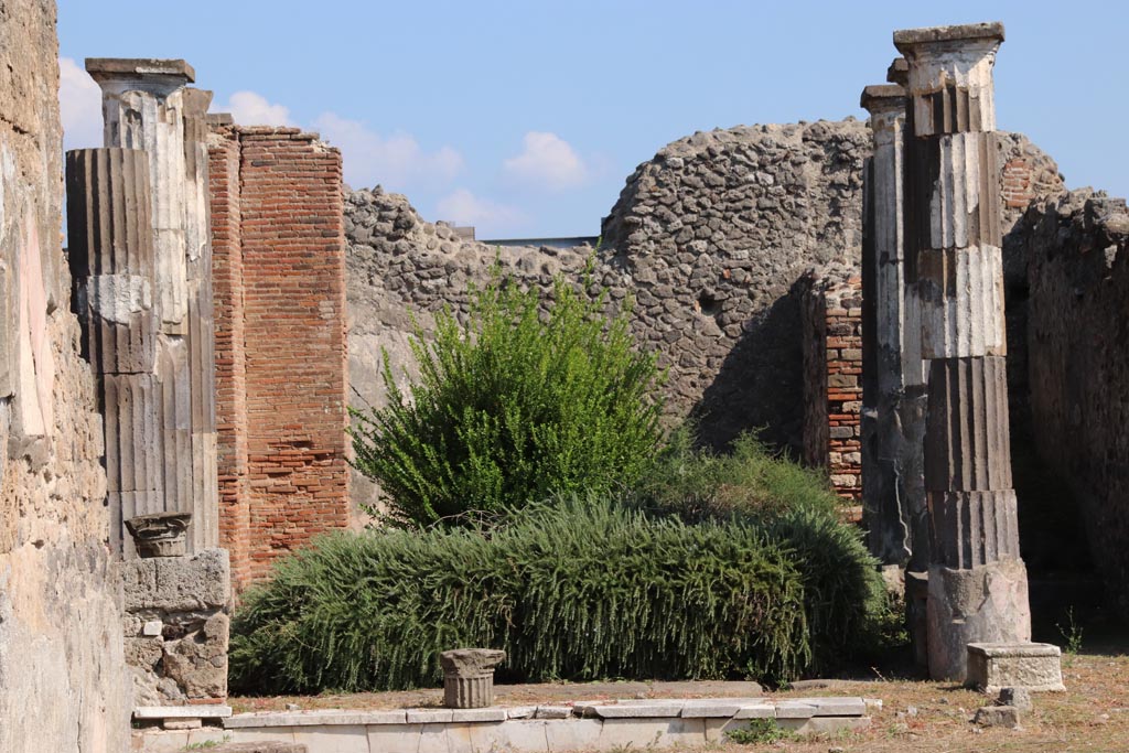 VI.9.3 Pompeii. October 2022. Looking east from tablinum (6) towards pseudo-peristyle (9). Photo courtesy of Klaus Heese.