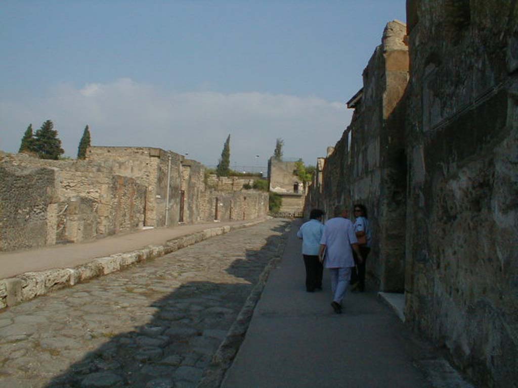 Looking north on Via di Mercurio near VI.9.3 House of Centauro, September 2004.  