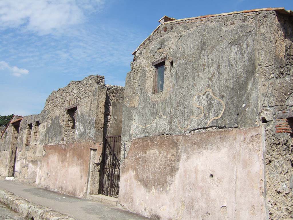 VI.9.3 Pompeii. September 2005. Exterior front walls with entrance doorway in centre.