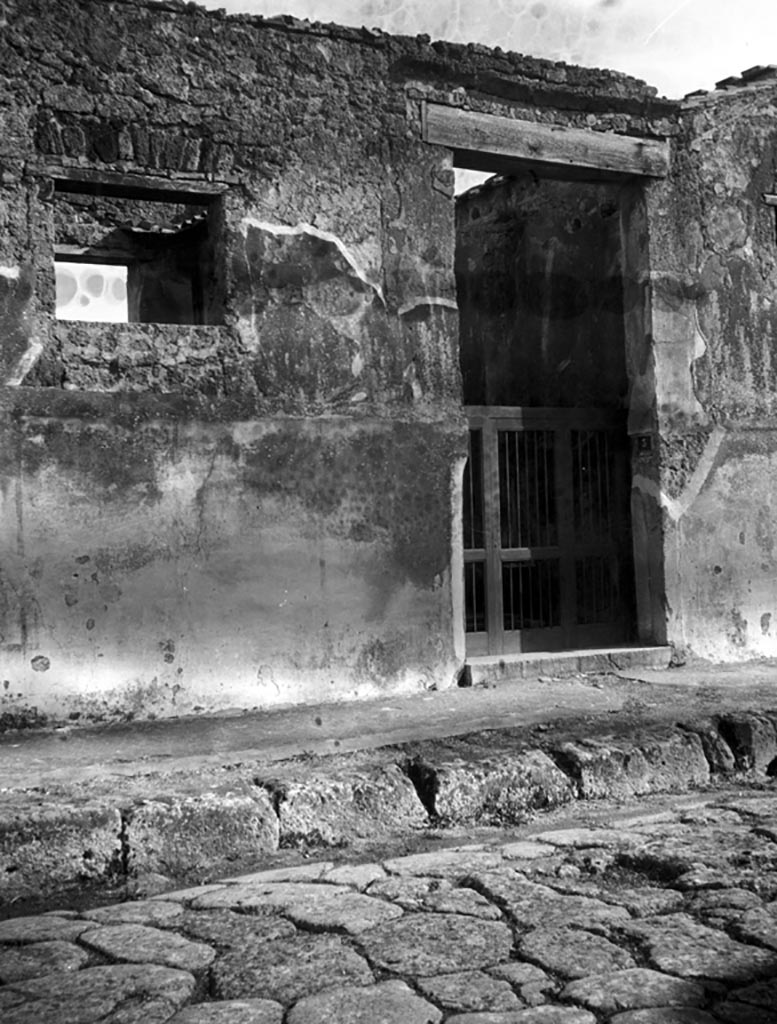 VI.9.3 Pompeii. W 667. Façade on north side of entrance doorway.
Photo by Tatiana Warscher. Photo © Deutsches Archäologisches Institut, Abteilung Rom, Arkiv. 
