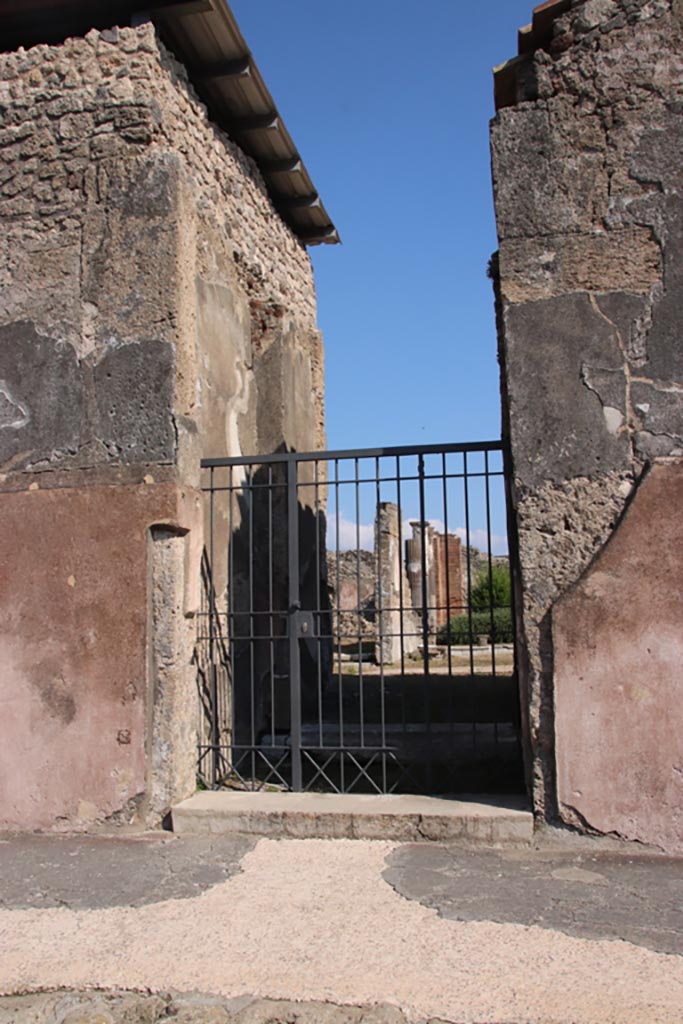 VI.9.3 Pompeii. October 2022. 
Entrance doorway, looking east through fauces 1. Photo courtesy of Klaus Heese.

Found in this house in July 1829, was a signet ring with the initials –
AVII  [CIL X 8058, 97]
See Pagano, M. and Prisciandaro, R., 2006. Studio sulle provenienze degli oggetti rinvenuti negli scavi borbonici del regno di Napoli. Naples: Nicola Longobardi. (p.141) PAH II, 227, 228; III, 100.
