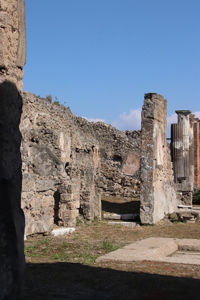 VI.9.3 Pompeii. October 2022. 
Looking north-east from entrance corridor towards doorway to room 7. Photo courtesy of Klaus Heese.
