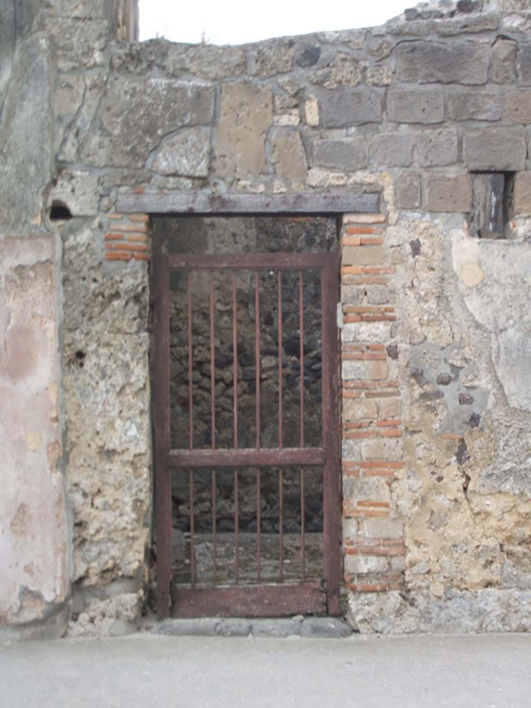 VI.9.4 Pompeii. May 2005. Entrance doorway, looking east.