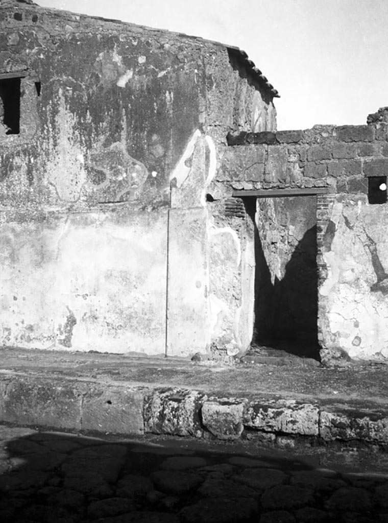 VI.9.4 Pompeii. W672. Entrance doorway.
Photo by Tatiana Warscher. Photo © Deutsches Archäologisches Institut, Abteilung Rom, Arkiv. 
