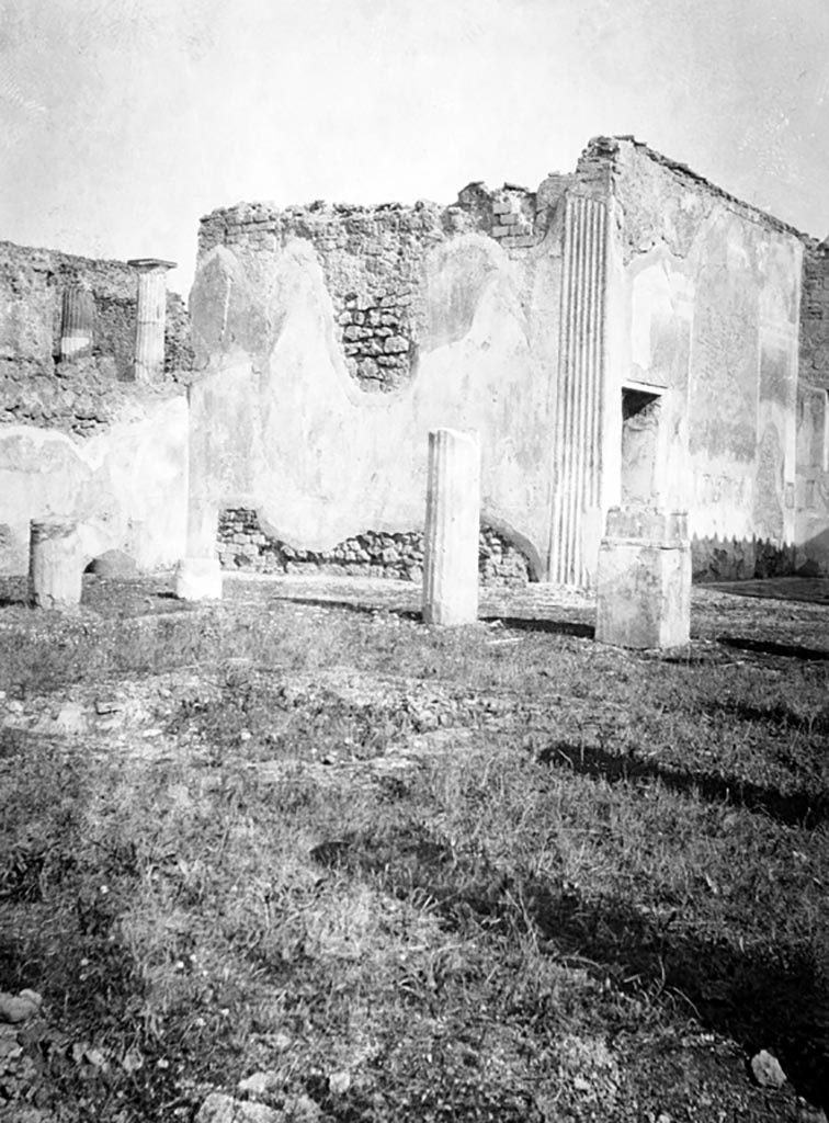 VI.9.5 Pompeii. W741A. Corinthian atrium 16, looking towards north-east corner and triclinium 27.
Photo by Tatiana Warscher. Photo © Deutsches Archäologisches Institut, Abteilung Rom, Arkiv. 

