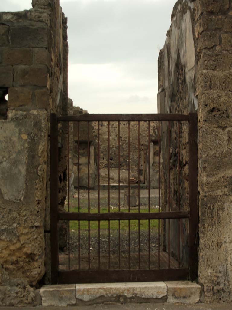 VI.9.5 Pompeii. May 2005. Entrance doorway and fauces 14.