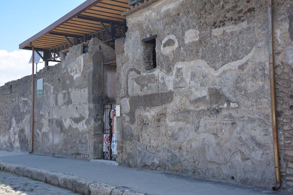 VI.9.6 Pompeii. July 2017. Looking north-east towards entrance doorway on Via di Mercurio.
Foto Annette Haug, ERC Grant 681269 DÉCOR.

