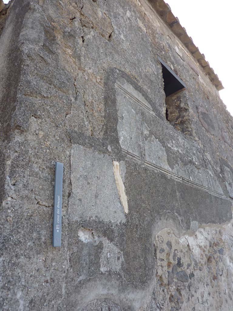 VI.9.6 Pompeii. October 2014. Detail from upper front façade on south side of doorway.
Foto Annette Haug, ERC Grant 681269 DÉCOR.
