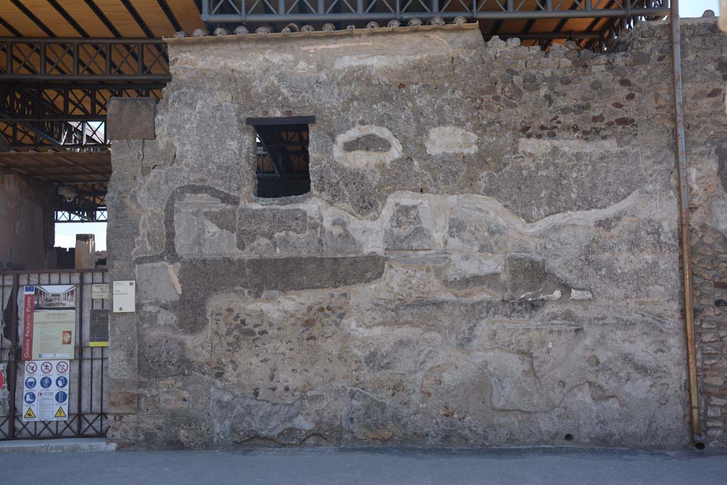 VI.9.6 Pompeii. July 2017. Front facade on south side of entrance doorway.
Foto Annette Haug, ERC Grant 681269 DÉCOR.

