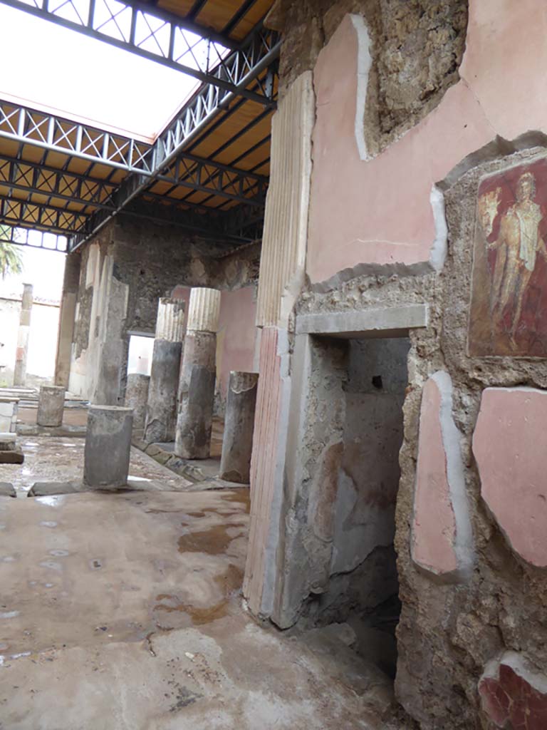 VI.9.6 Pompeii. September 2017. 
South wall of entrance corridor/fauces, leading to atrium, with doorway to room 2.
Foto Annette Haug, ERC Grant 681269 DÉCOR.
