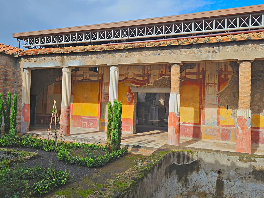 VI.9.6 Pompeii. November 2023. Peristyle 6, with doorway to atrium in north wall. Photo courtesy of Giuseppe Ciaramella.