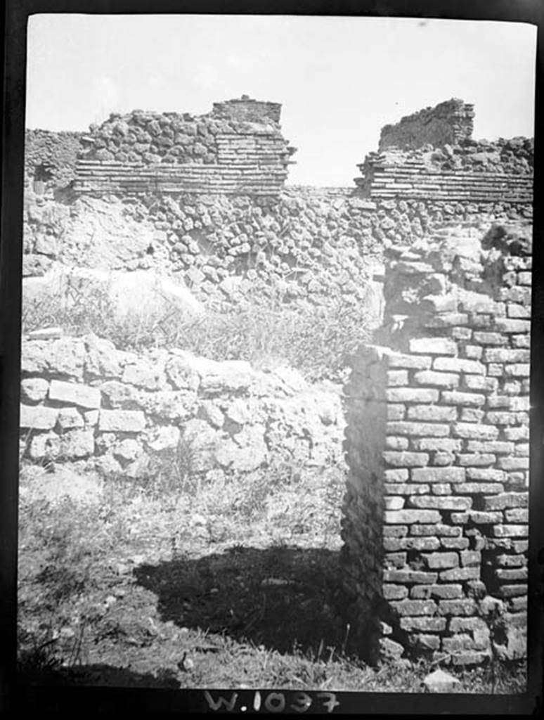 230587 Bestand-D-DAI-ROM-W.1097.jpg
VI.9.7 Pompeii. W1097.Looking east across garden towards stable area 18, from pilaster between rooms corridor 11, and room 12.
Photo by Tatiana Warscher. With kind permission of DAI Rome, whose copyright it remains. 
See http://arachne.uni-koeln.de/item/marbilderbestand/230587 
