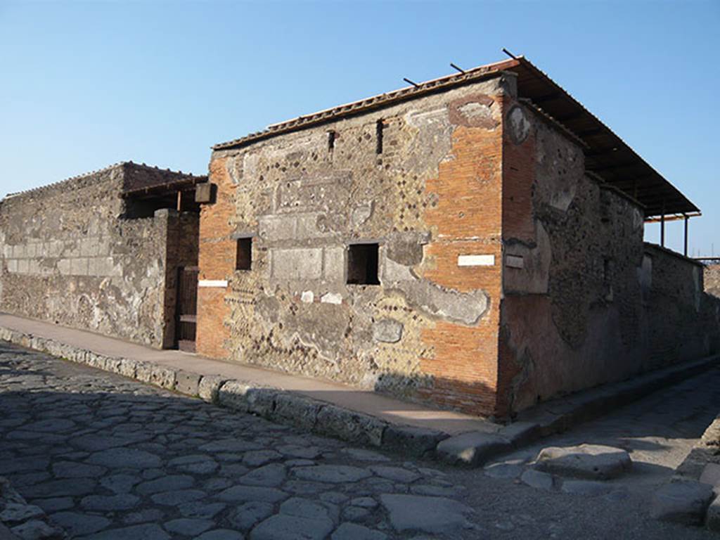 VI.9.7 Pompeii. May 2012. Exterior wall on Via Mercurio. Photo courtesy of Buzz Ferebee.