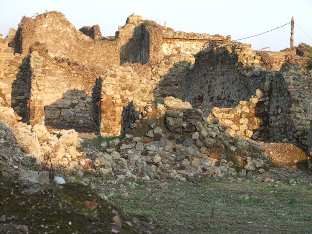 VI.9.14 Pompeii. December 2006. Looking towards south-east corner. Room 25, the entrance corridor can be seen on the north side of room 24. 

