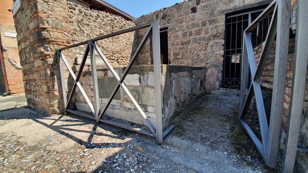 VI.10.1 Pompeii. July 2021. Looking north-east across doorway threshold into bar-room.
Foto Annette Haug, ERC Grant 681269 DÉCOR.
