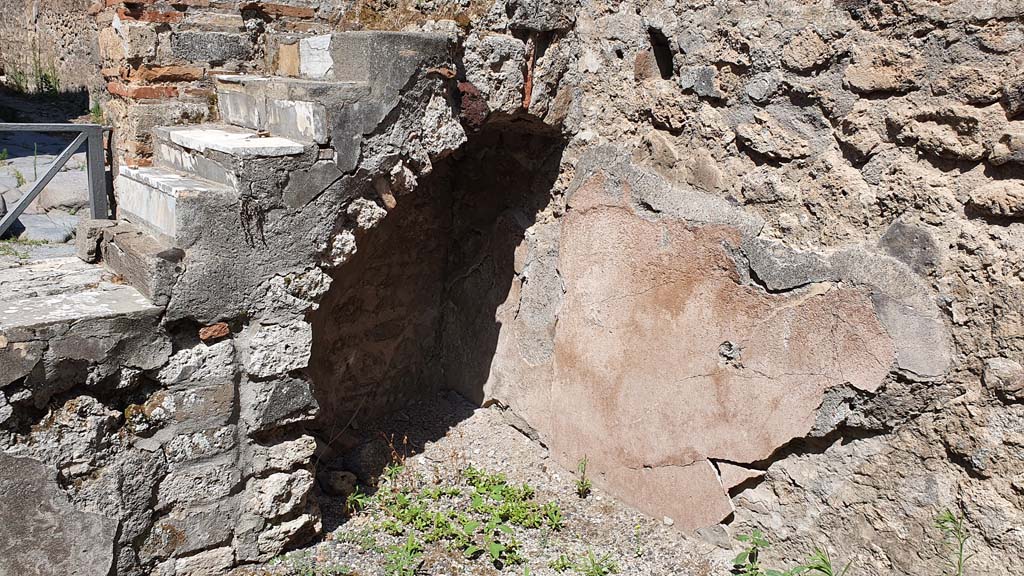 VI.10.1 Pompeii. July 2021. Looking west to display shelving at north end of counter, with recess below.
Foto Annette Haug, ERC Grant 681269 DÉCOR.
