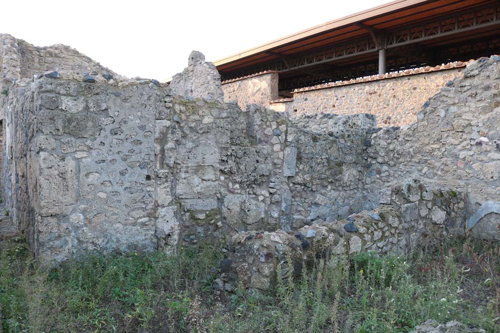 VI.10.2 Pompeii. December 2018. 
Looking north-west from garden area towards first room on left of peristyle. Photo courtesy of Aude Durand.

