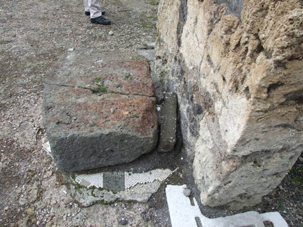 VI.10.7 Pompeii. March 2009. Room 1, large stone covering black and white mosaic floor remains, outside room 6 in atrium. Is this the base for an arca?  
See Eschebach, L., 1993. Gebäudeverzeichnis und Stadtplan der antiken Stadt Pompeji. Köln: Böhlau. (p.194).
