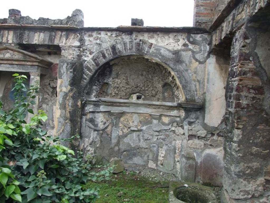 VI.10.7 Pompeii.  March 2009.  Room 15.  Garden area.  South side.  Apsed mosaic niche at west end which held a fountain figure from which water splashed.