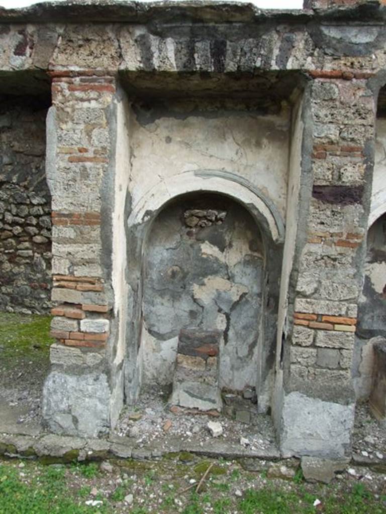 VI.10.7 Pompeii.  March 2009.  Room 15.  Garden area.  East side.  Arched recess 11.