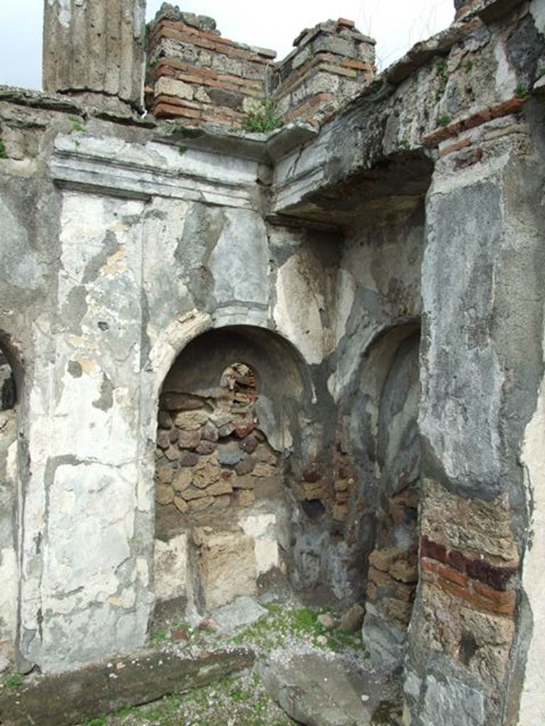 VI.10.7 Pompeii.  March 2009.  Room 15.  Garden area.  North side.  Arched recess 19 at east end.