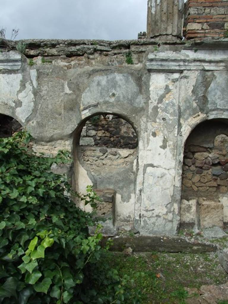 VI.10.7 Pompeii.  March 2009.  Room 15.  Garden area.  North side.  Arched recess 20.