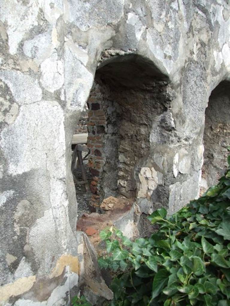 VI.10.7 Pompeii.  March 2009.  Room 15.  Garden area.  North side.  Arched recess 22.