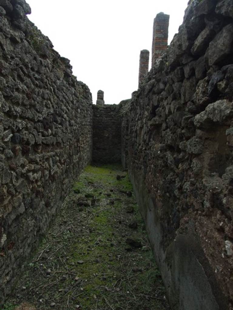 VI.10.7 Pompeii.  March 2009.  East corridor looking south.