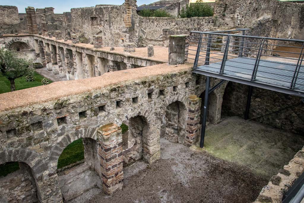 VI.10.7 Pompeii. January 2019. 
Looking towards north-west corner of the garden area on lower level, with tablinum and atrium, on right.
Photo courtesy of Johannes Eber.
