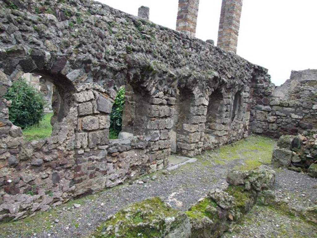 VI.10.7 Pompeii.  March 2009.  West corridor showing rear of garden niches on one side and rooms on the other.